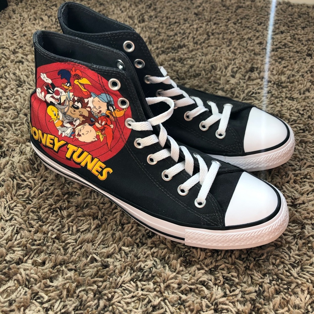 COPY - Looney Tunes Converse Size Women’s 10